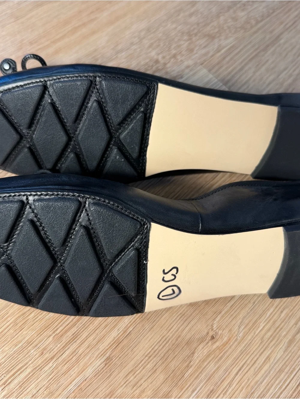 Tory Burch Black Leather Ballet Flats Bow Gold logo Accent woman 7M charm square